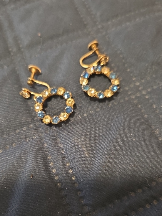 No Brand Jewelry - Vintage - Gold-Tone Blue and White Crystal Circle Clip-On Earrings. Twist Back.